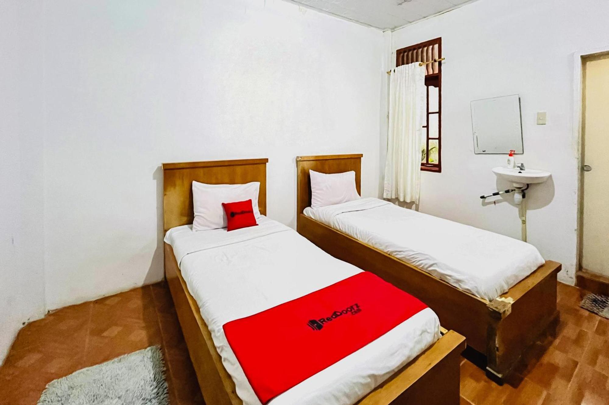 Reddoorz At Serdika Pavilion Berastagi Exterior photo